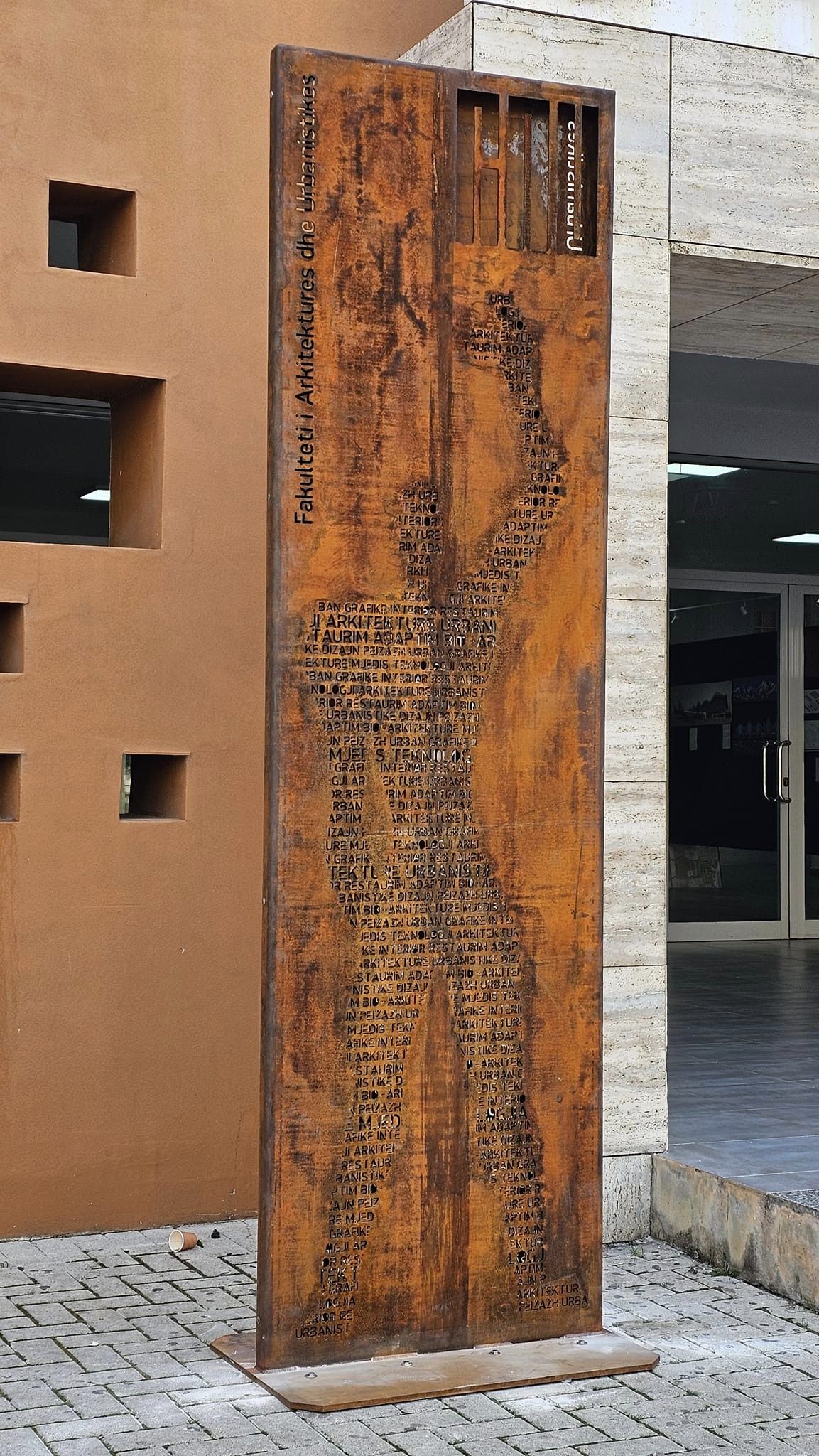 Modulor nga Le Corbusier - Totemi i ri i FAU i realizuar në çelik Corten, pjesë evidentuese e hyrjes në ambientet e FAU në UPT