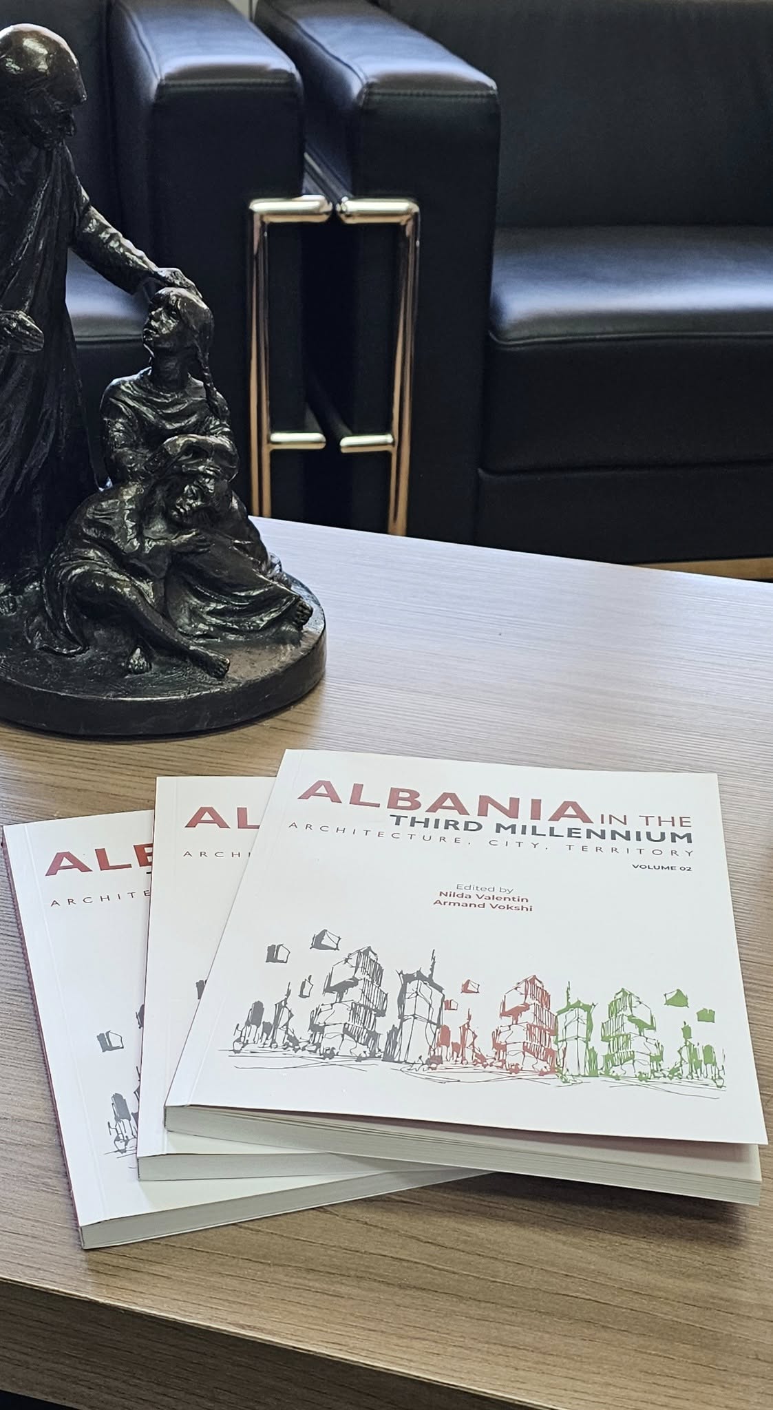 Me kënaqësi njoftojmë daljen nga shtypi disa kohë më parë të publikimit të FAU | UPT dhe La Sapienza (Romë): Albania In The Third Millenium. Architecture, City, Territory
